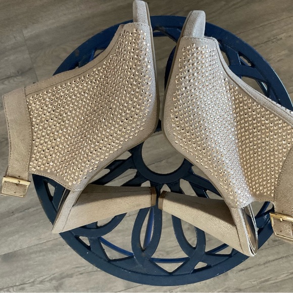 Jennifer Lopez Beige Studded Heels - Picture 8 of 12